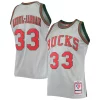 Splendido Robusto Kareem Abdul Jabbar Milwaukee Bucks 75th Anniversary 1971/72 Hardwood Classics Swingman Jersey Silver per gli appassionati