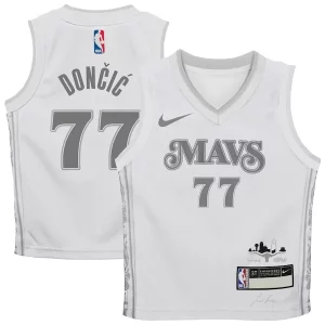 Classico Cool Luka Dončić Dallas Mavericks Nike Preschool 2024/25 Swingman Player Jersey City Edition White per gli appassionati